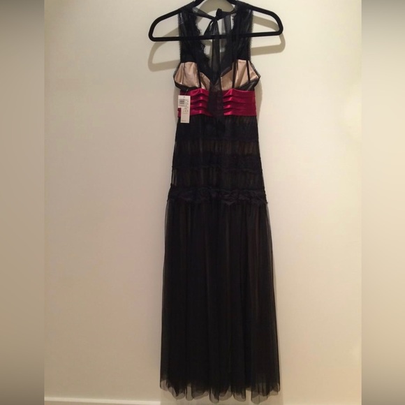 BNWT BCBG Black Lace Gown. Size 0 - Picture 3 of 3